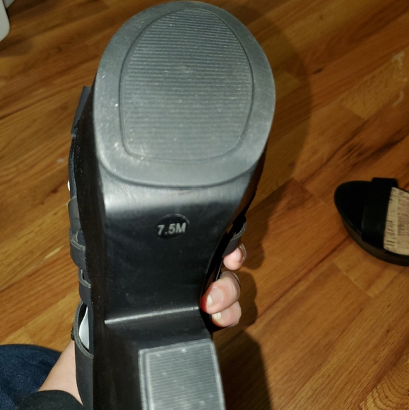 Guess Black Thick Cross Strap Open Toed Heel - Picture 4 of 5